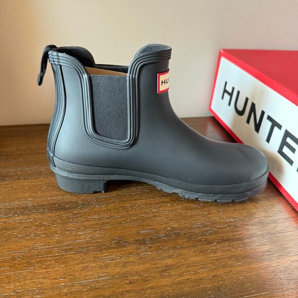 Hunter Woman’s Black Original Chelsea Waterproof Rain Boot- Size 6M - Picture 5 of 9